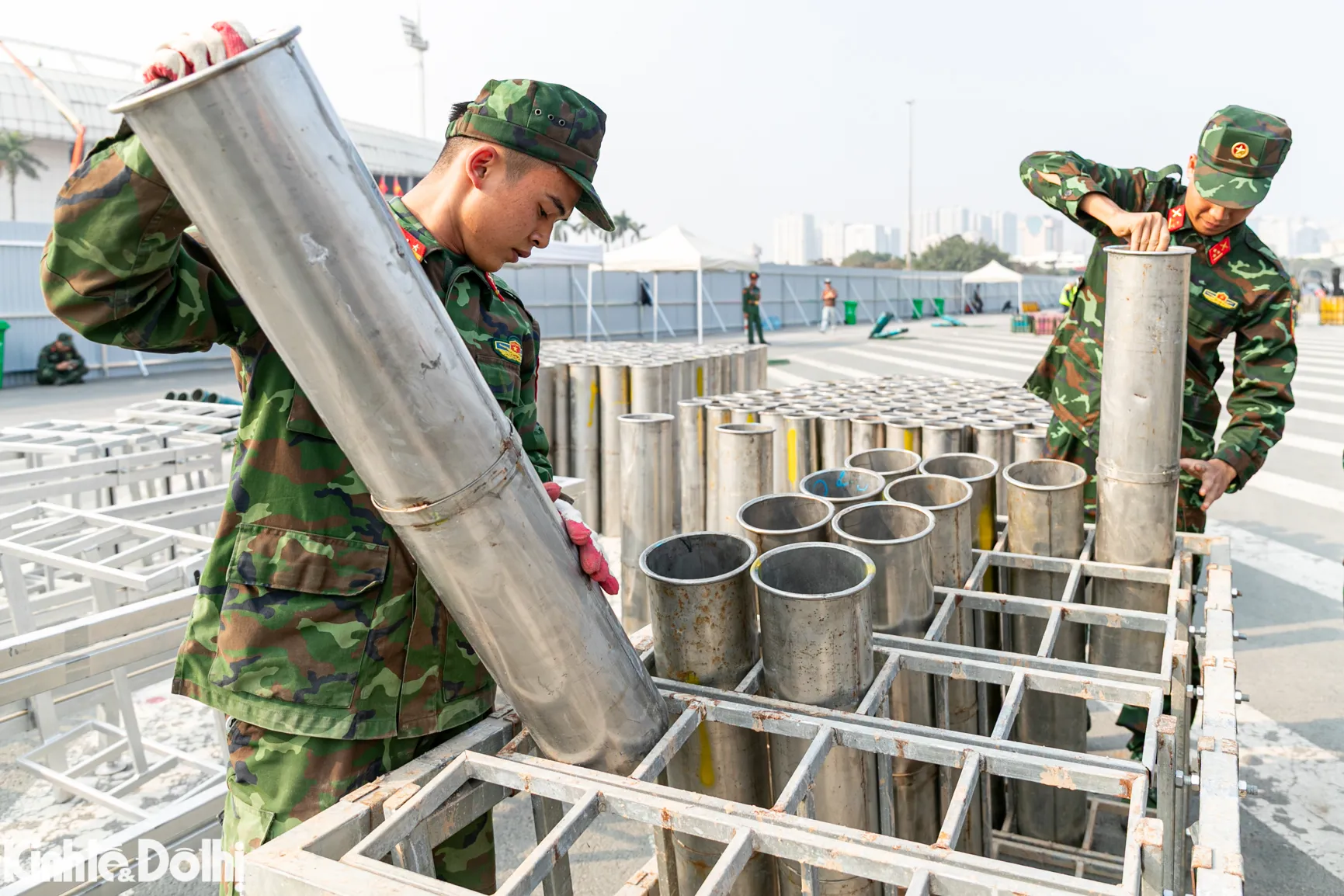 Lắp đặt trận địa 4.600 quả pháo hoa chào mừng thành công Đại hội XIV của Đảng