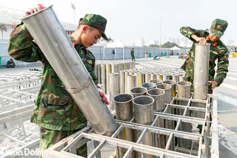 Lắp đặt trận địa 4.600 quả pháo hoa chào mừng thành công Đại hội XIV của Đảng