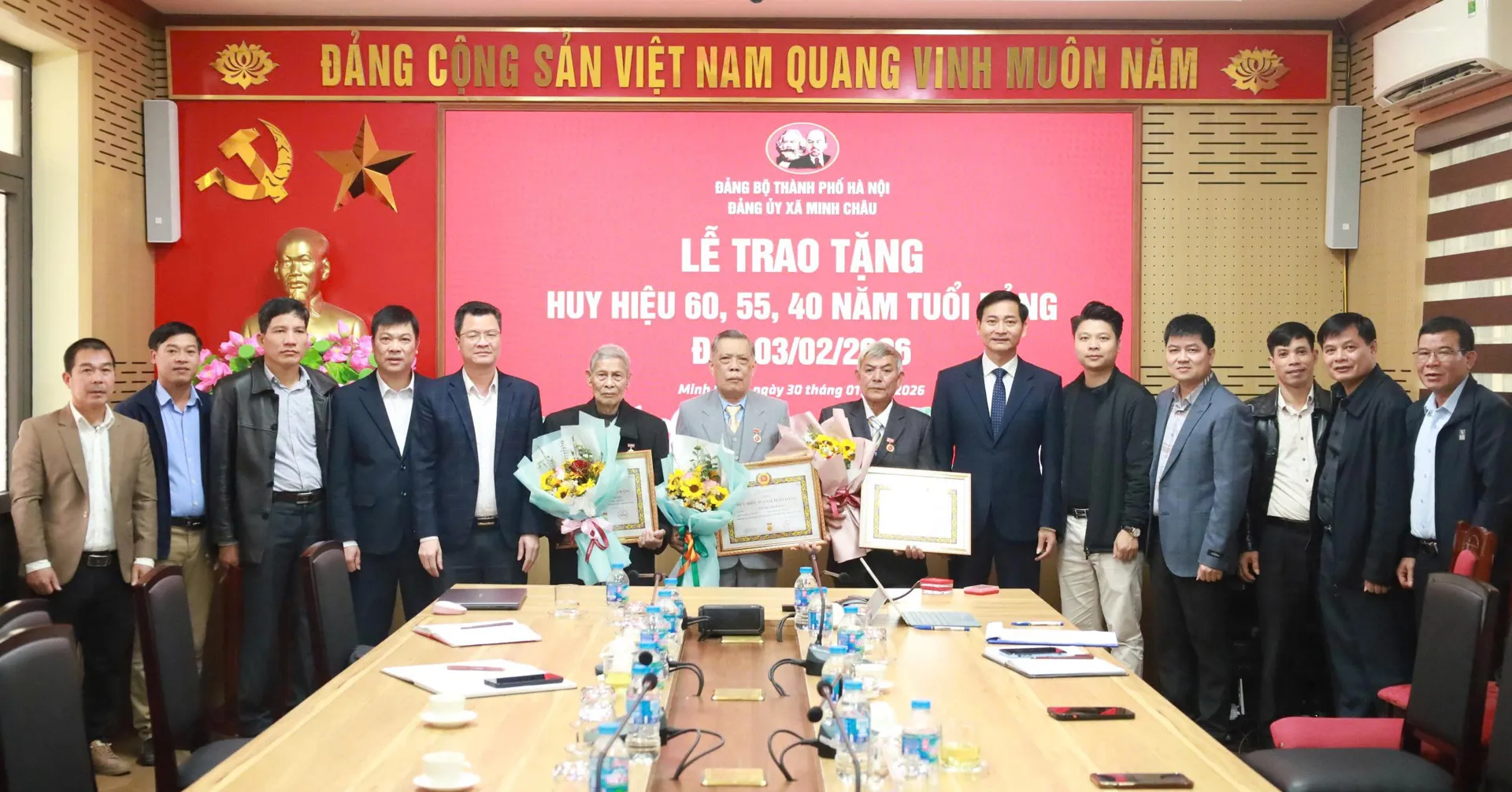 Đảng ủy xã Minh Châu trao Huy hiệu Đảng đợt 3/2