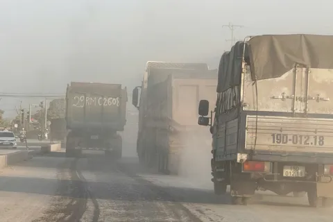 Xã Quảng Oai: đoạn đường 1,7km thi công dang dở gây ô nhiễm và mất an toàn giao thông