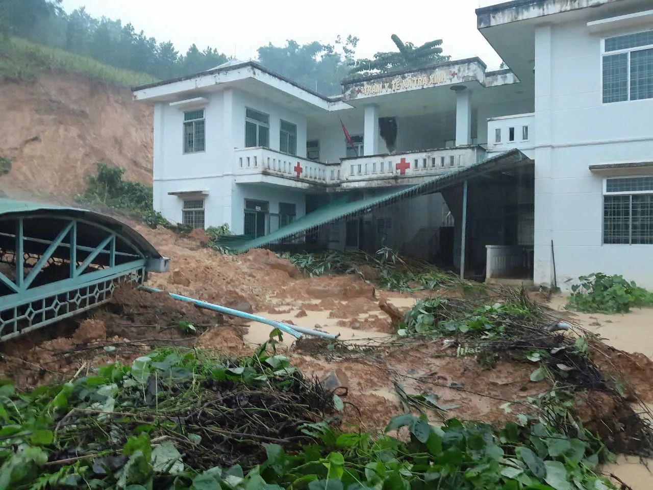 Quảng Ngãi: núi lở đổ ập xuống trạm y tế