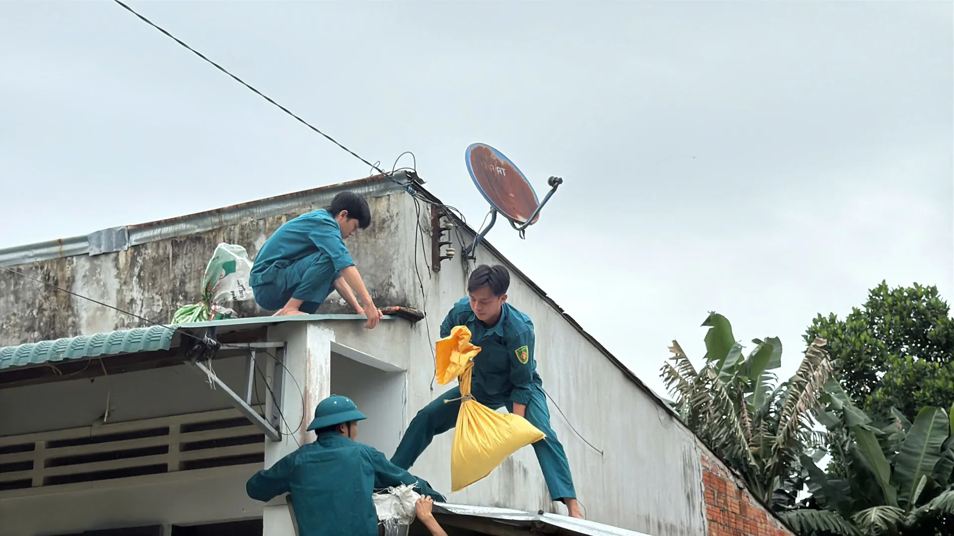 Người dân Quảng Ngãi hối hả gia cố nhà cửa trước giờ bão số 13 đổ bộ