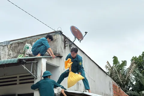 Người dân Quảng Ngãi hối hả gia cố nhà cửa trước giờ bão số 13 đổ bộ