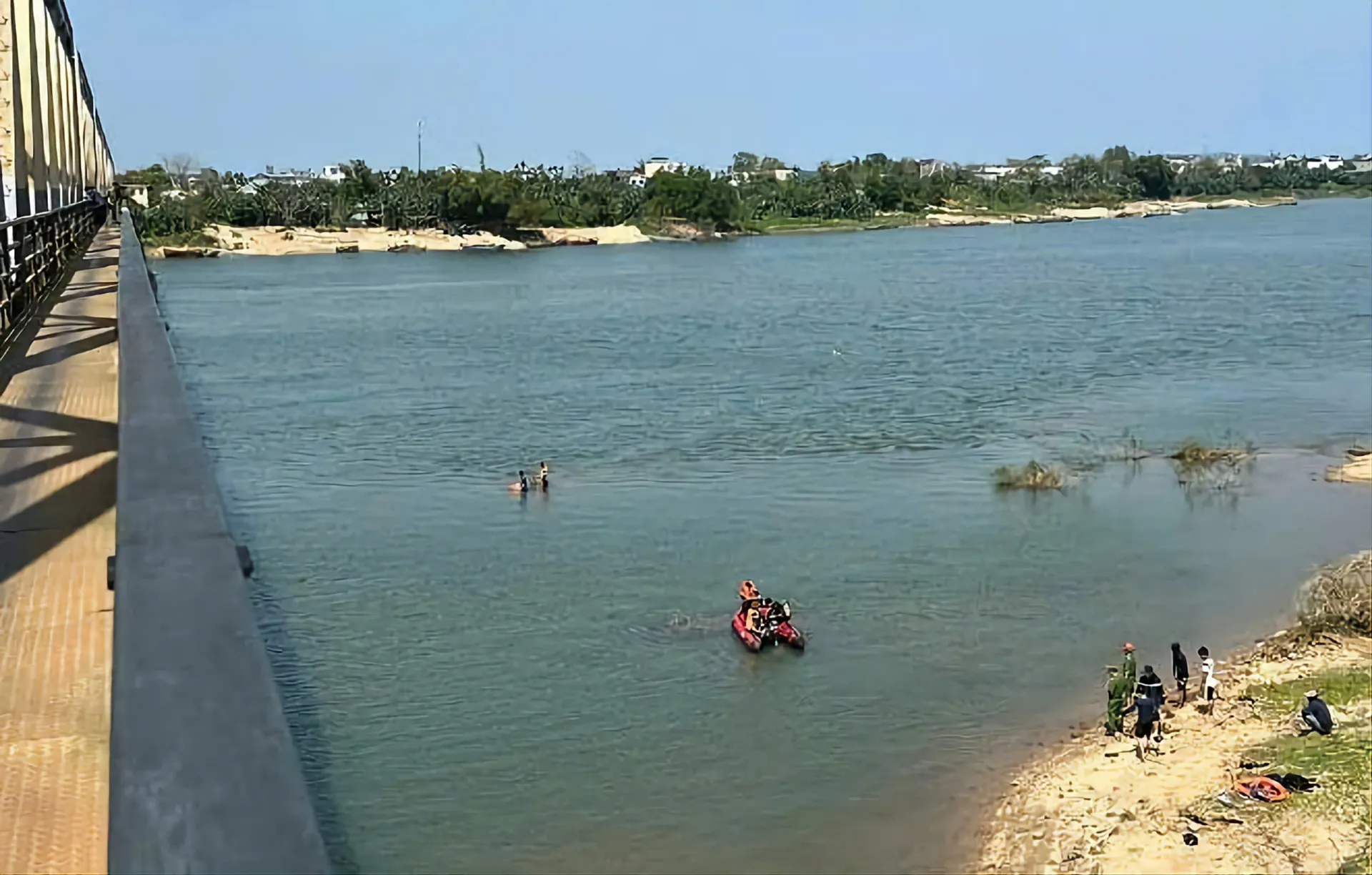 Người đàn ông ôm 2 cháu nhỏ nhảy cầu Trường Xuân