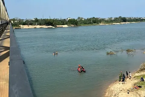 Người đàn ông ôm 2 cháu nhỏ nhảy cầu Trường Xuân
