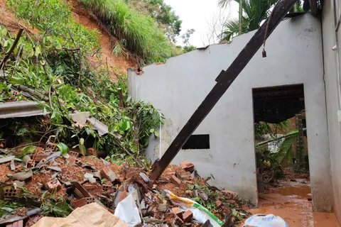 Quảng Ngãi: di dời khẩn cấp 43 hộ dân ở núi Hòn Dồ