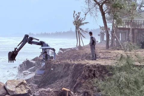 Quảng Ngãi: không còn nhận ra bãi biển Mỹ Khê