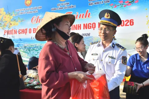 “Tết Hải đảo, Xuân ấm áp - Thắm tình quân dân” ở đảo tiền tiêu Lý Sơn