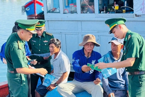 Không để gián đoạn tín hiệu, ngư dân Quảng Ngãi nỗ lực tuân thủ IUU