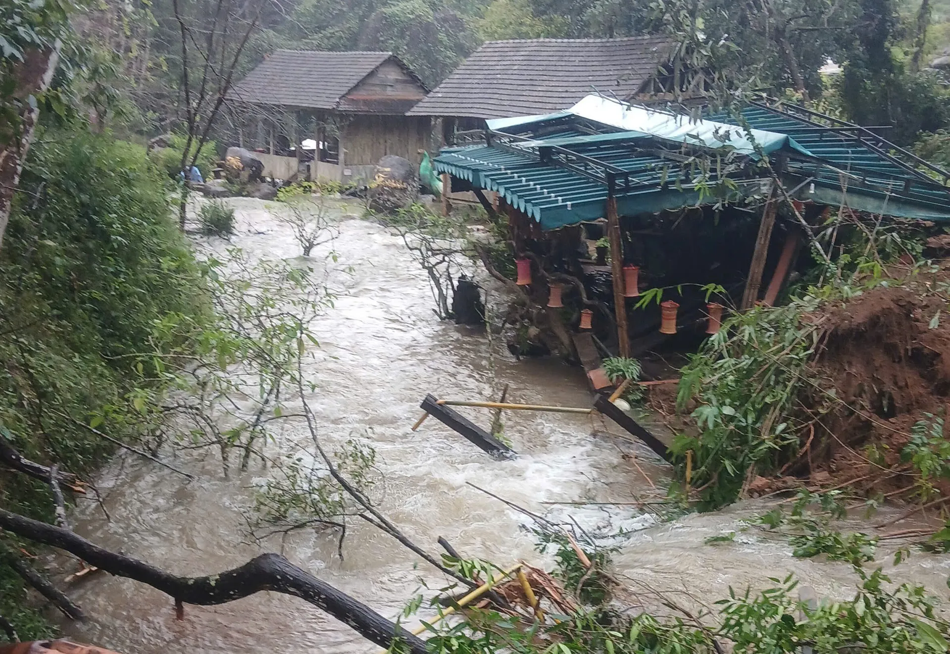Quảng Ngãi: mưa lũ tàn phá hạ tầng điểm du lịch "nàng thơ của núi rừng"