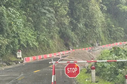 Sạt lở la liệt, Quốc lộ 24 có nguy cơ bị chia cắt