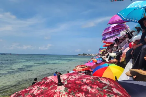 Quảng Ngãi: chen chân xem hội đua thuyền Tứ linh đầu năm