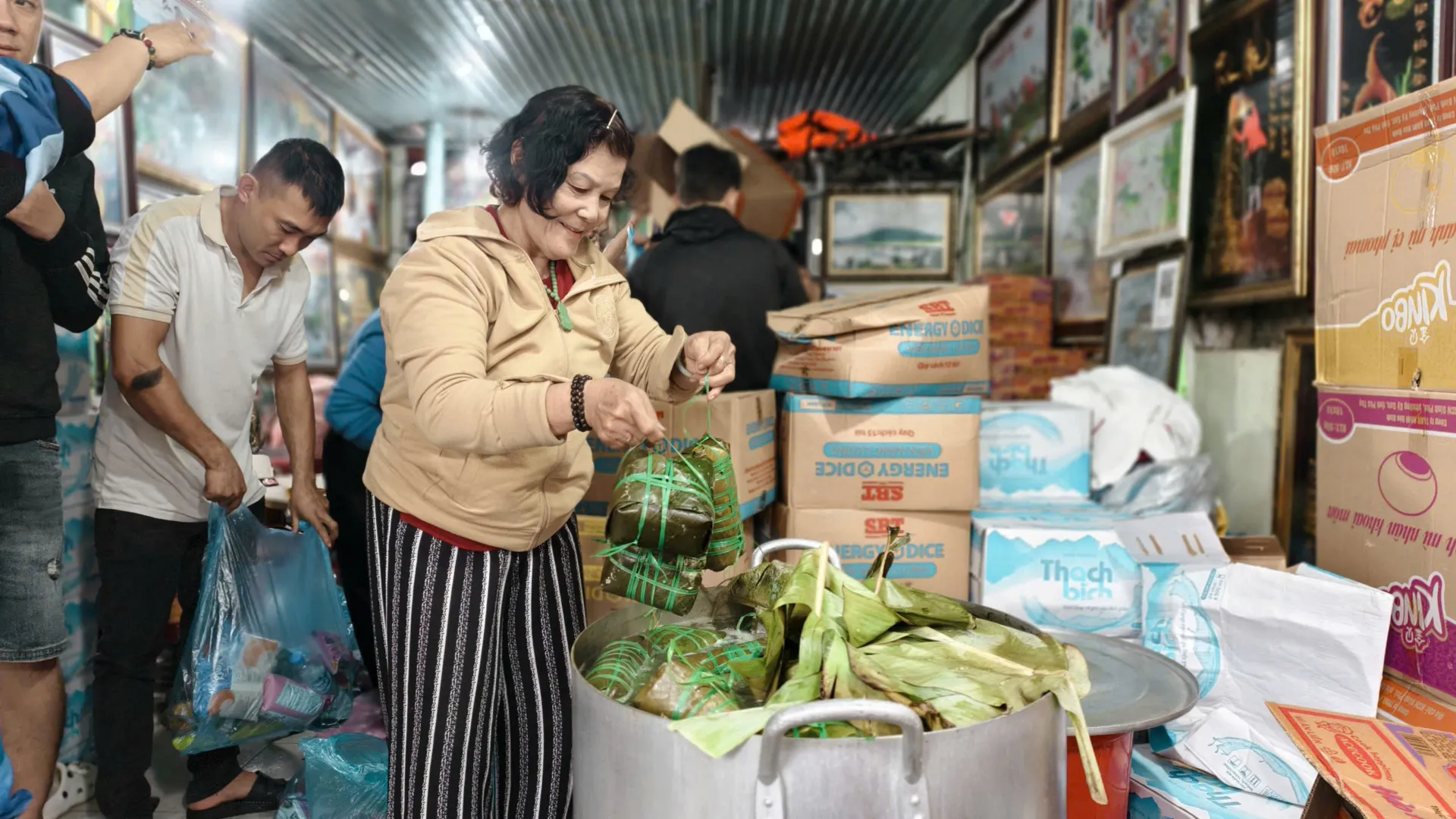 Quảng Ngãi: thắt từng đòn bánh, gom từng chai nước… chung tay giúp đồng bào vượt lũ