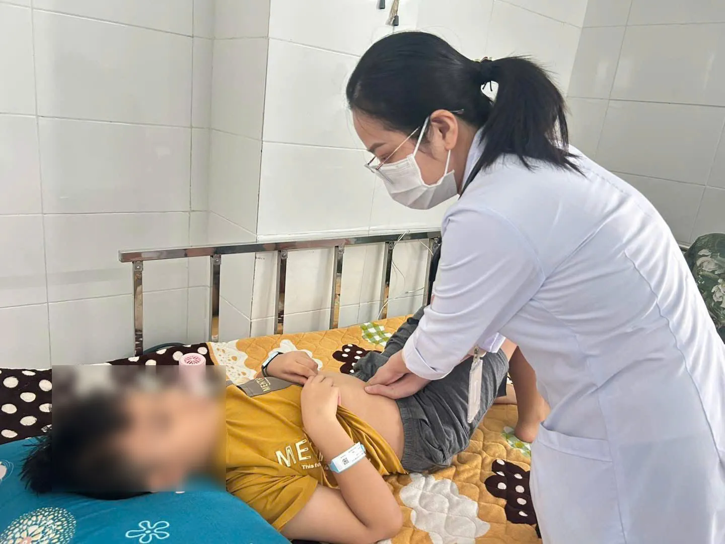 Nhiều trẻ em nghi ngộ độc bánh mì Hồng Vân vẫn chưa thể xuất viện