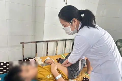 Nhiều trẻ em nghi ngộ độc bánh mì Hồng Vân vẫn chưa thể xuất viện