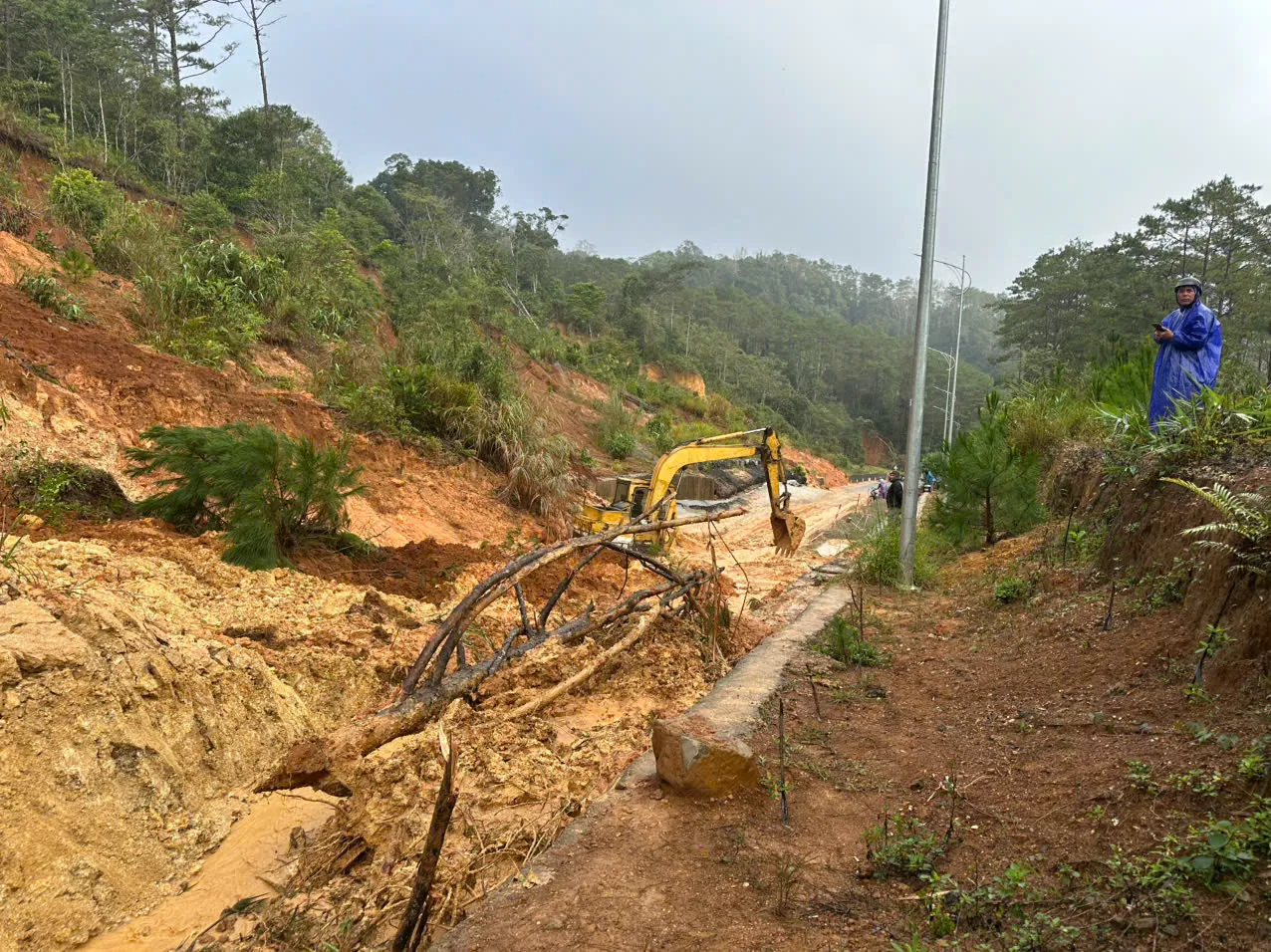 Sạt lở nghiêm trọng trên Quốc lộ 24
