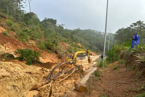 Sạt lở nghiêm trọng trên Quốc lộ 24
