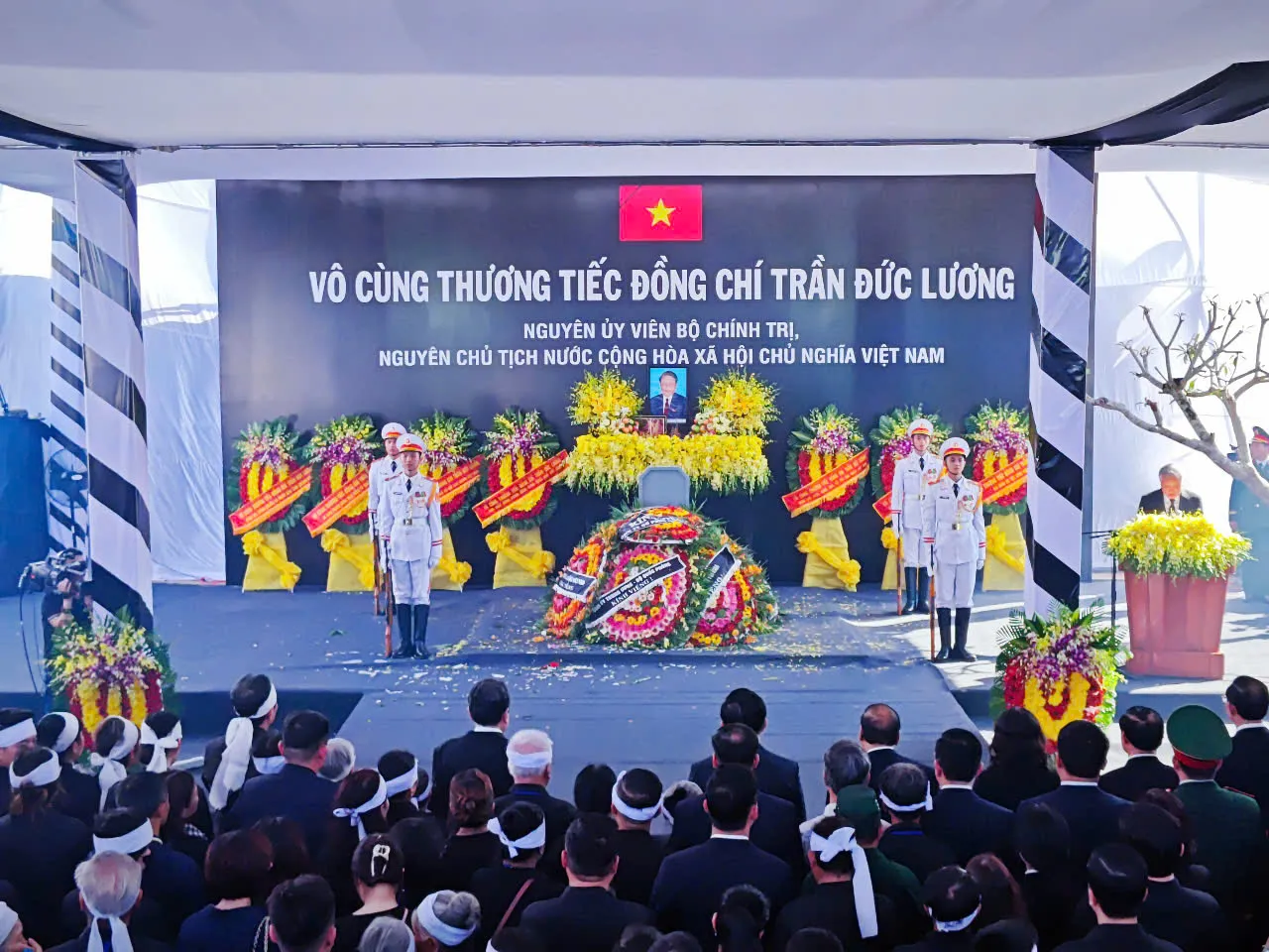 Nguyên Chủ tịch nước Trần Đức Lương đã về nơi yên nghỉ cuối cùng