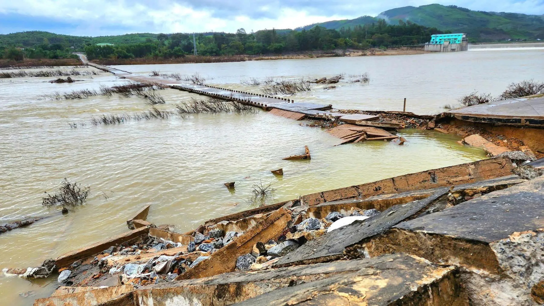 Cầu tràn Thạch Nham bị xé toạc, tuyến huyết mạch lên miền núi Quảng Ngãi tê liệt