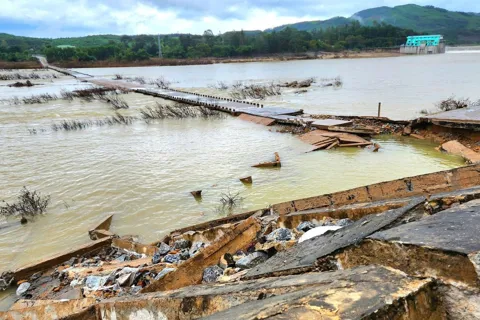 Cầu tràn Thạch Nham bị xé toạc, tuyến huyết mạch lên miền núi Quảng Ngãi tê liệt