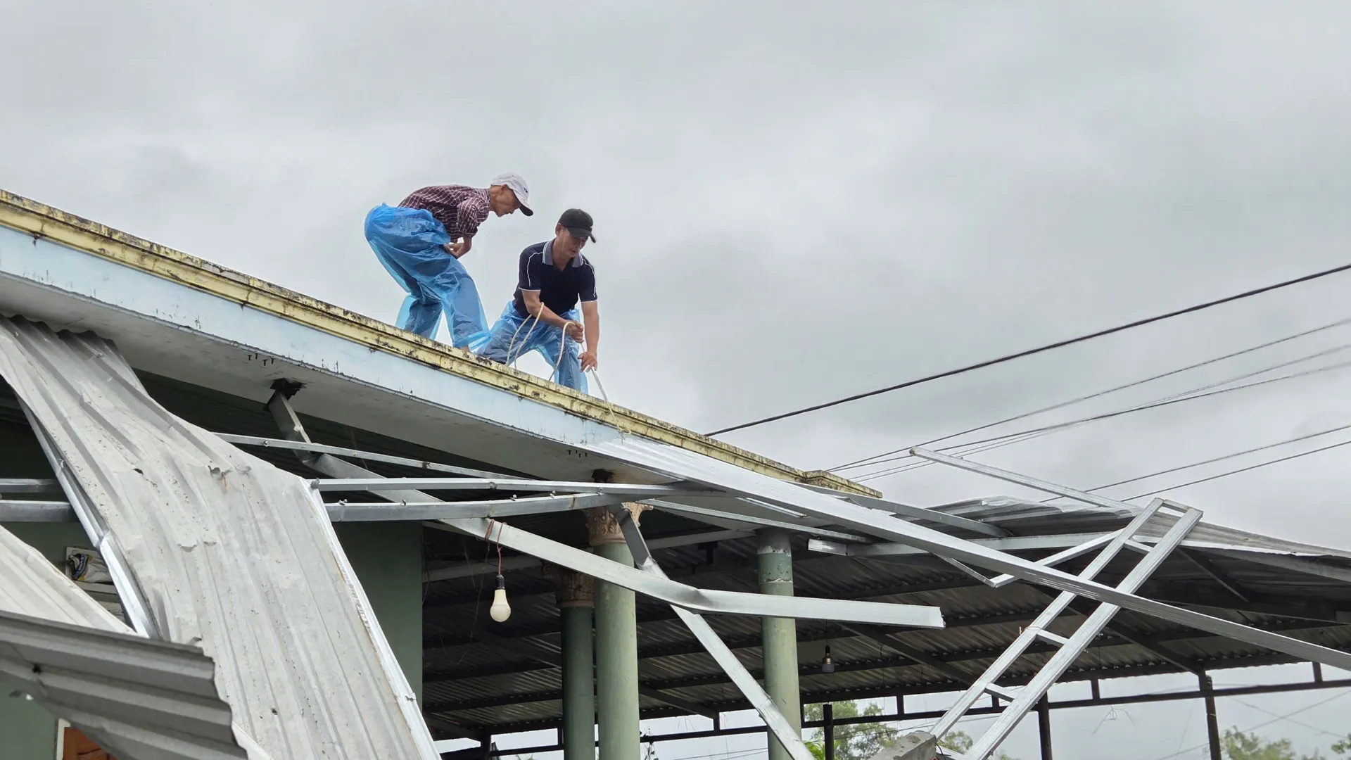 Quảng Ngãi vừa ứng phó bão 15, vừa khẩn trương khắc phục hậu quả mưa lũ