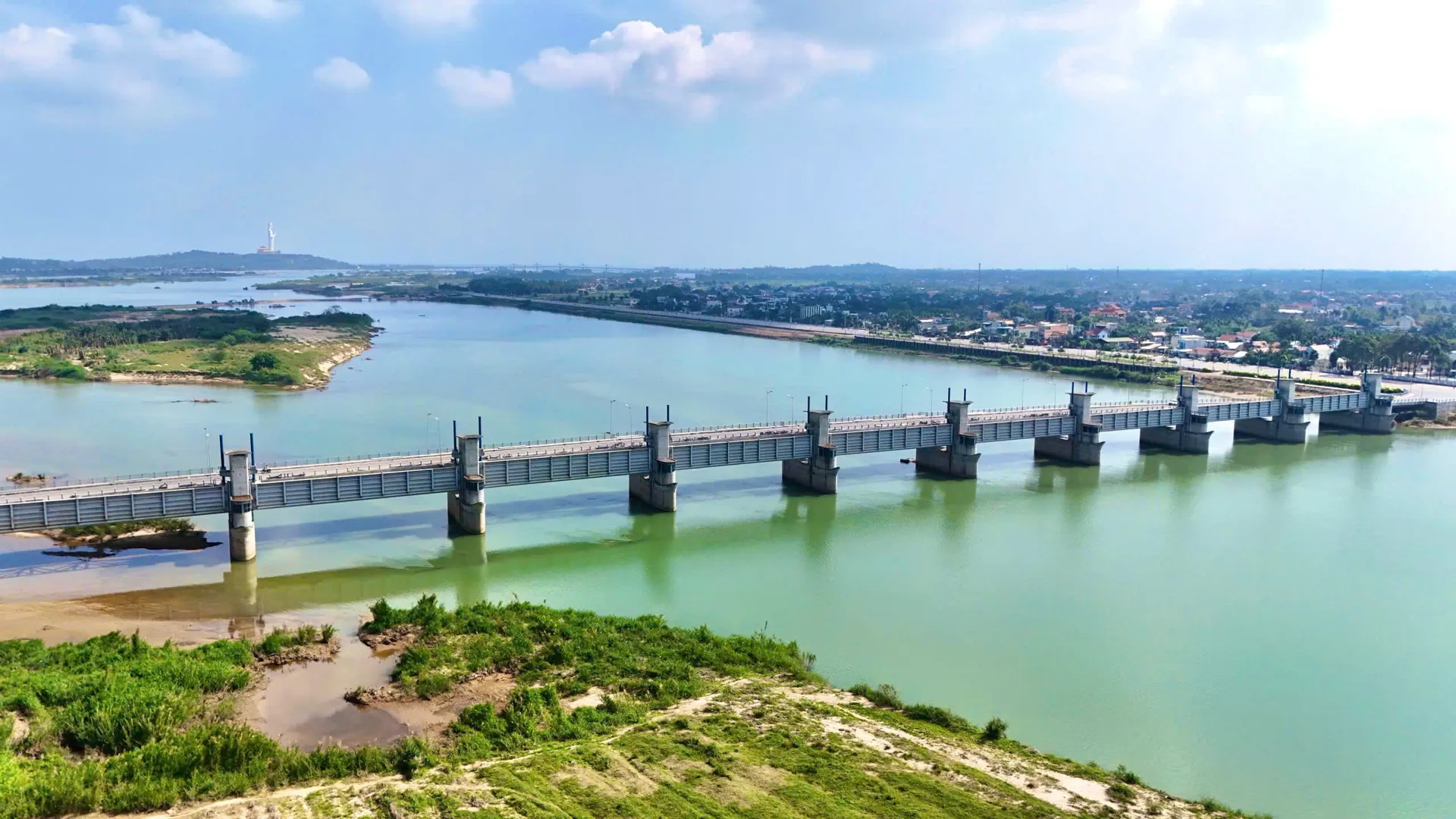 Cận cảnh công trình gần 1.500 tỷ đồng bắc ngang sông Trà Khúc 