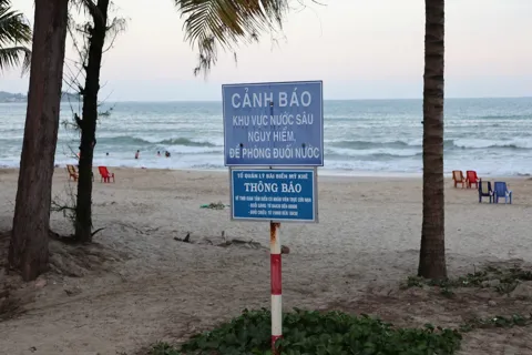 Quảng Ngãi: hai chị em đuối nước khi tắm biển, một người tử vong