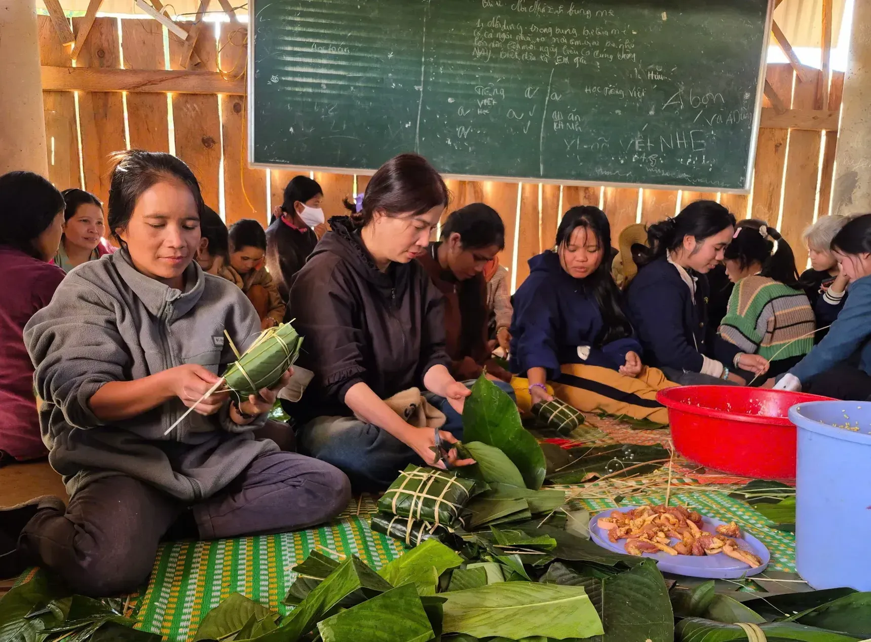 Quảng Ngãi: Ngày hội bánh chưng xanh ấm áp nghĩa tình với đồng bào Xơ Đăng