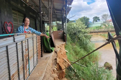 Sạt lở áp sát khu dân cư, người dân phấp phỏng lo lũ cuốn mất nhà