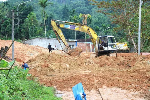 Miền núi Quảng Ngãi nỗ lực khắc phục giao thông, ruộng đồng sau mưa lũ