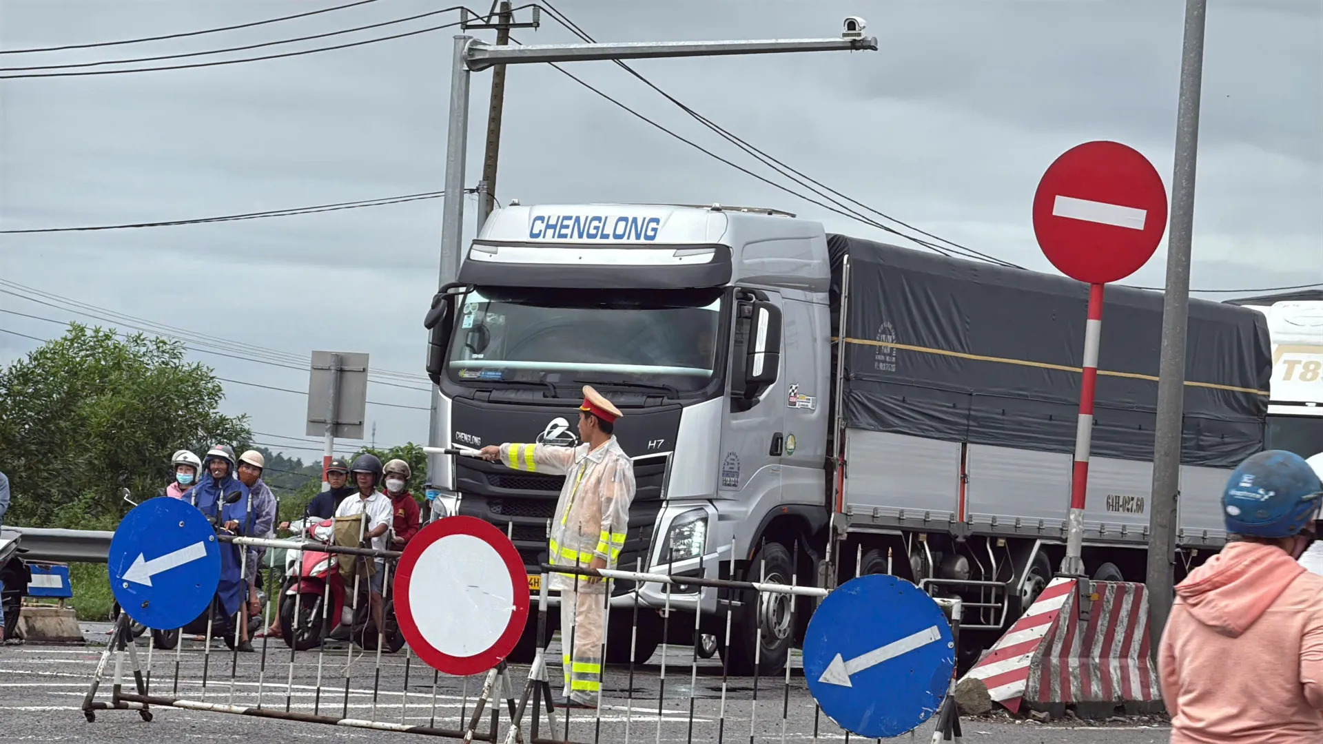 Cảnh sát giao thông Quảng Ngãi nỗ lực phân luồng, đảm bảo giao thông an toàn