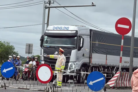 Cảnh sát giao thông Quảng Ngãi nỗ lực phân luồng, đảm bảo giao thông an toàn