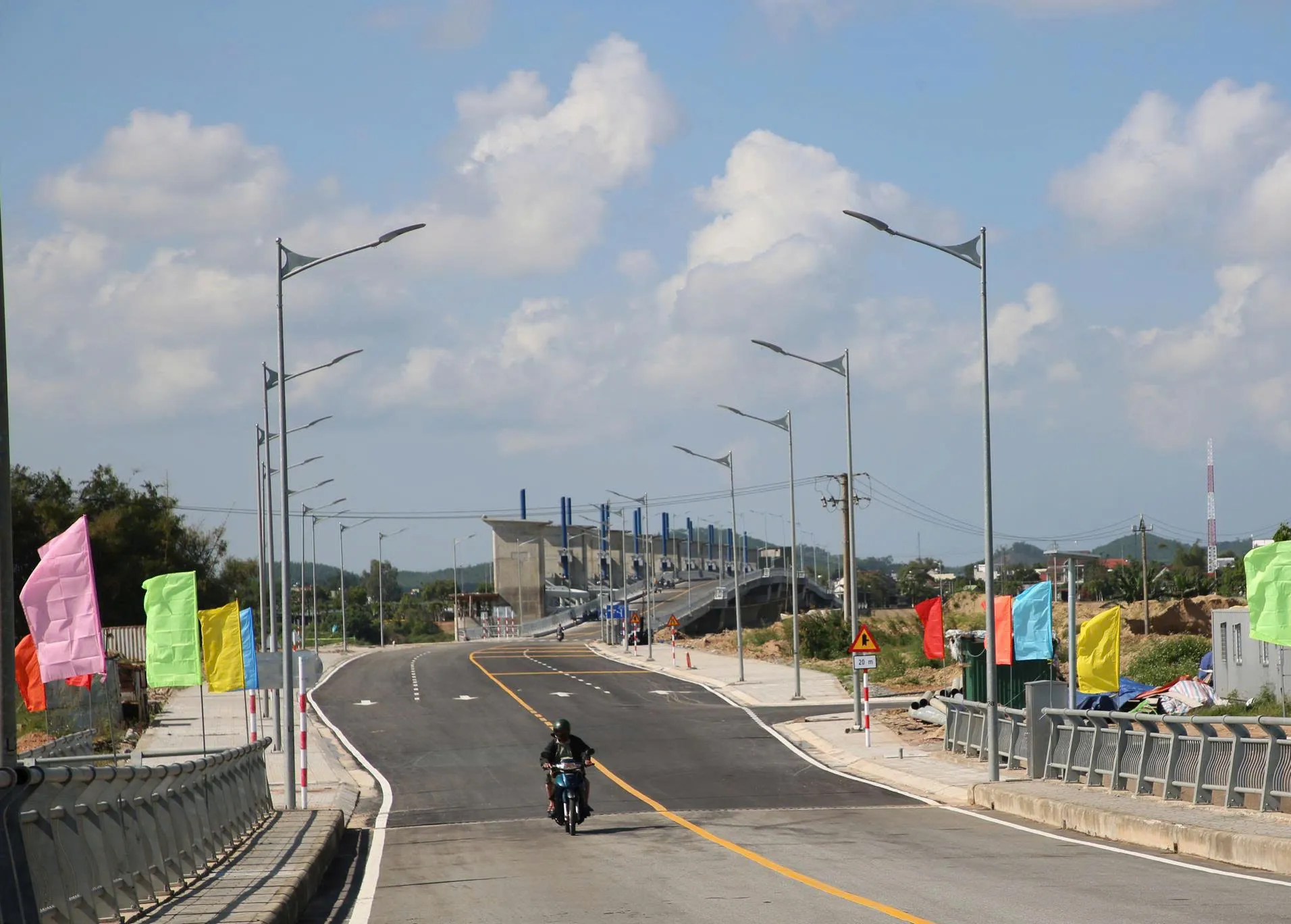 Thêm nhịp cầu nối đôi bờ Trà Khúc trước thềm Tết Bính Ngọ