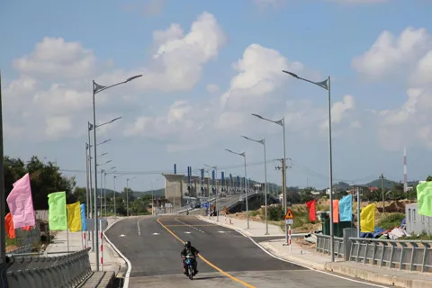 Thêm nhịp cầu nối đôi bờ Trà Khúc trước thềm Tết Bính Ngọ