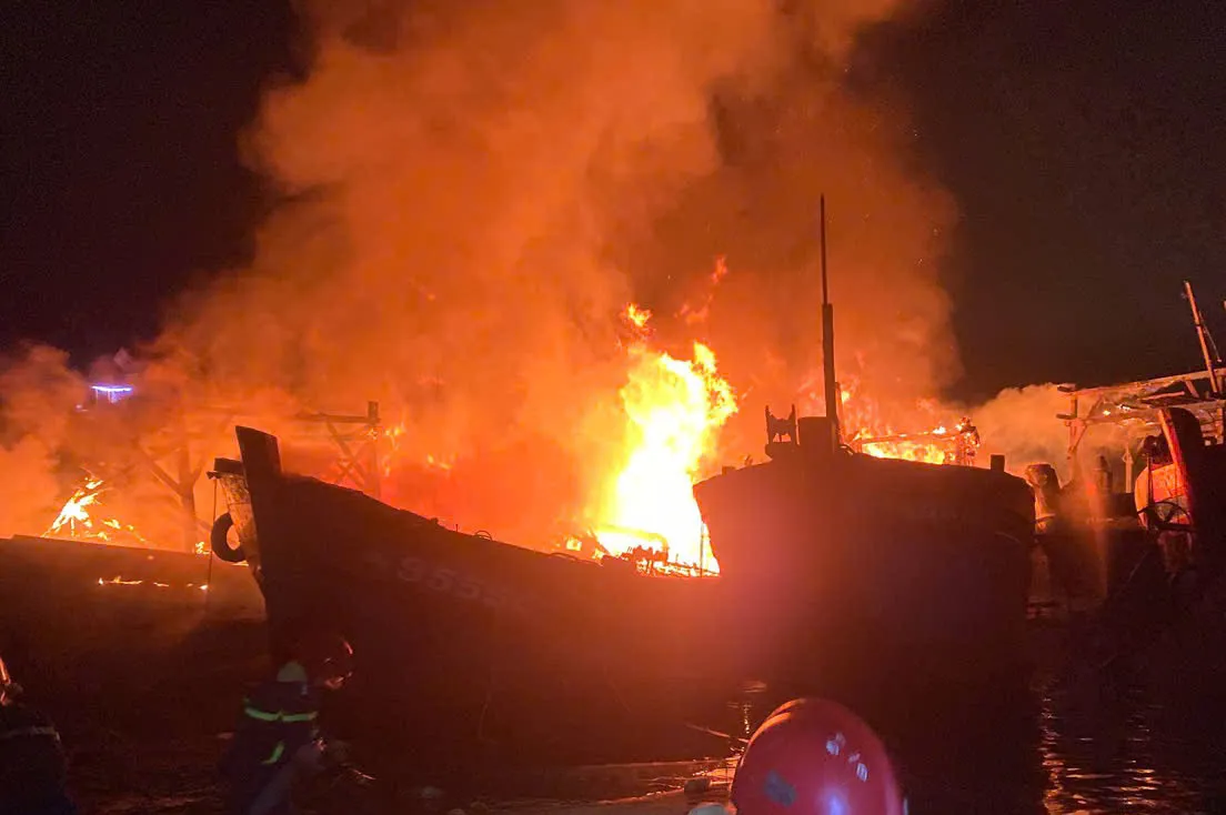 Quảng Ngãi: cháy 4 tàu cá đang neo đậu trên sông Trà Bồng