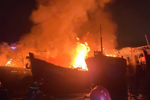 Quảng Ngãi: cháy 4 tàu cá đang neo đậu trên sông Trà Bồng