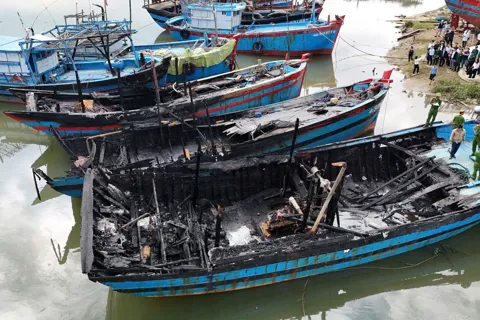 Hỏa hoạn trên sông Trà Bồng: ngư dân trắng tay sau một đêm