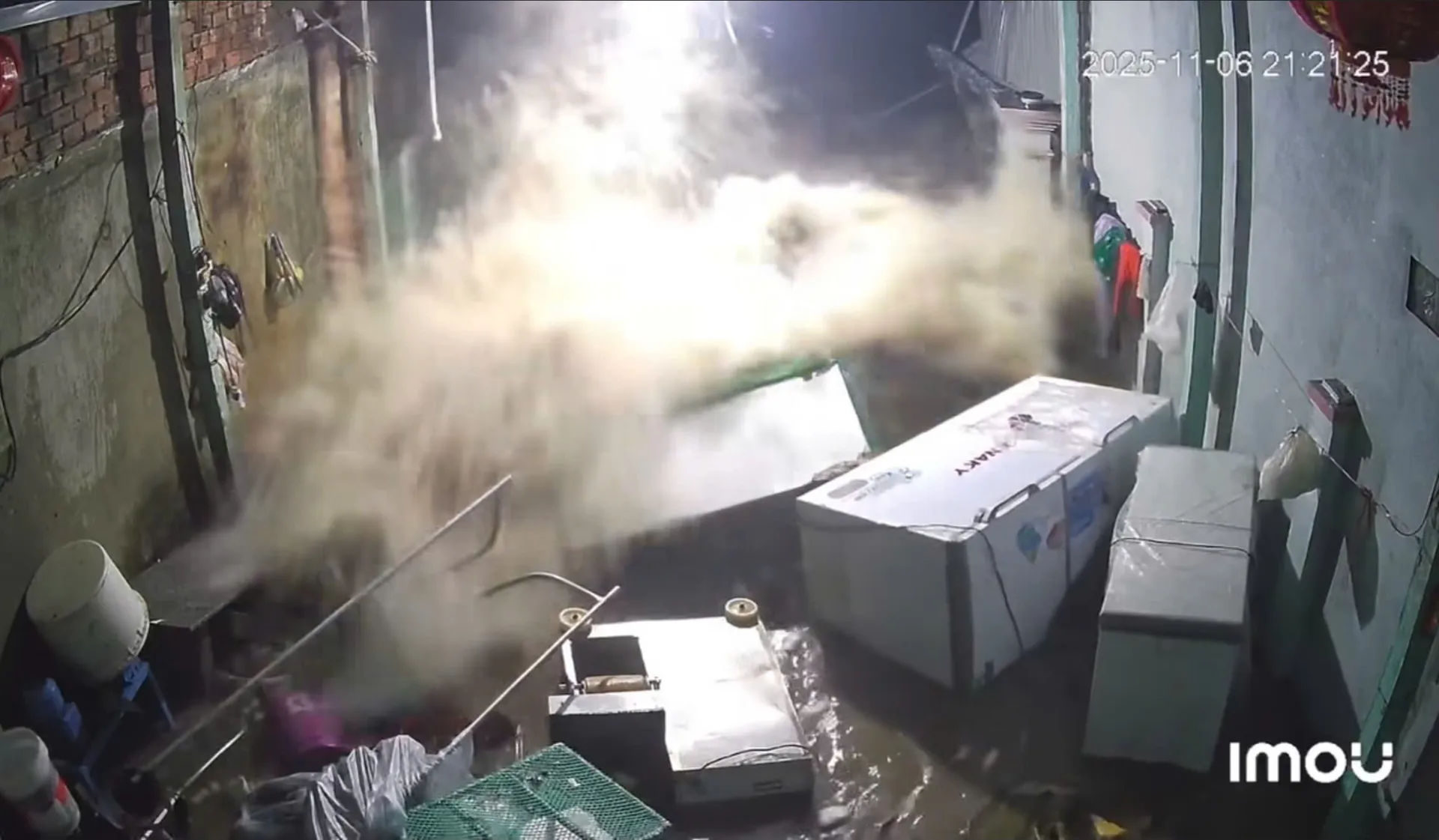 Sóng lớn ập vào nhà, người làng biển tháo chạy giữa đêm