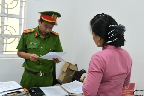 Vụ bảo mẫu ném bé trai 14 tháng tuổi: có thể khởi tố tội "Giết người"?