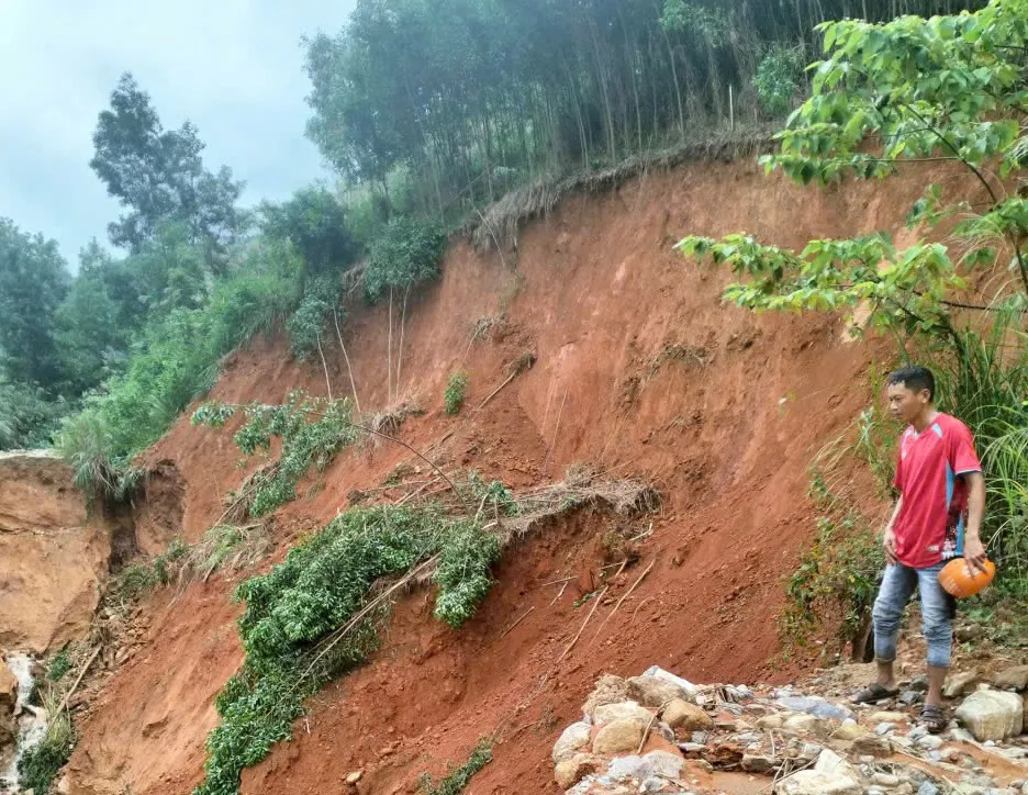 Quảng Ngãi: đường vào thôn đứt gãy, người dân đi bộ vượt núi mua lương thực