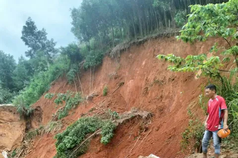 Quảng Ngãi: đường vào thôn đứt gãy, người dân đi bộ vượt núi mua lương thực