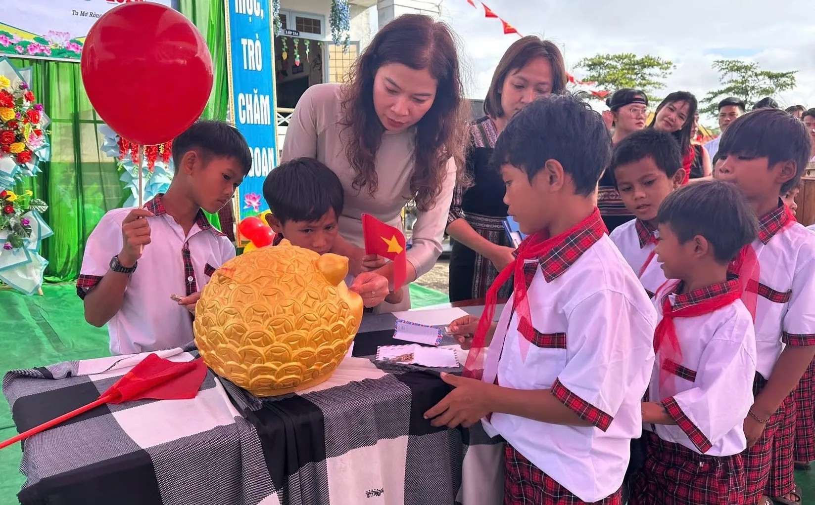 Quảng Ngãi: phát động phong trào "Nuôi heo đất gây quỹ" ngay trong lễ khai giảng