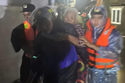 Nước biển dâng trong đêm, dân quân và công an cõng người già, trẻ nhỏ sơ tán