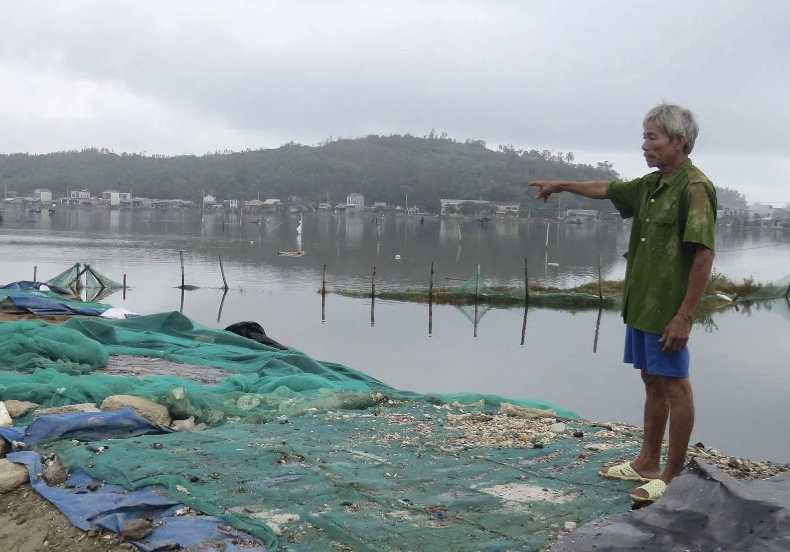 Bão qua, muối tan - diêm dân Sa Huỳnh bật khóc giữa đồng