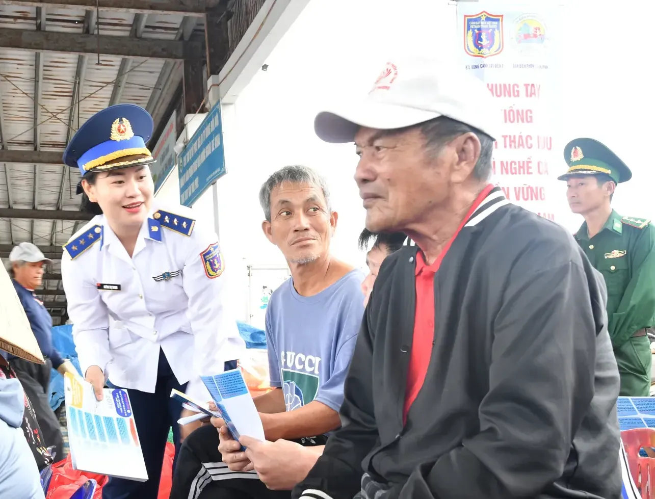 Bộ Tư lệnh Vùng Cảnh sát biển 2 tuyên truyền chống khai thác IUU cho ngư dân Quảng Ngãi