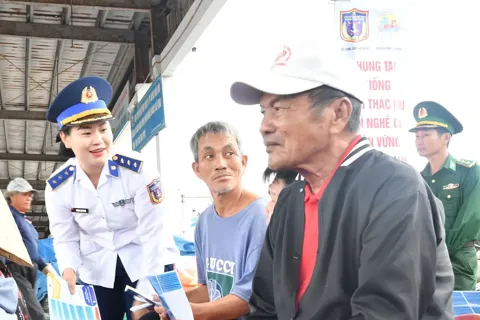 Bộ Tư lệnh Vùng Cảnh sát biển 2 tuyên truyền chống khai thác IUU cho ngư dân Quảng Ngãi