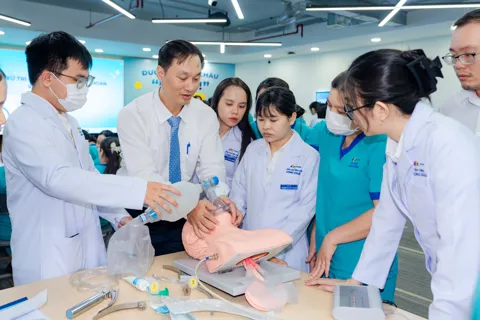 Long Châu đồng hành cùng Đại học Y Dược chuẩn hóa kỹ năng, đảm bảo an toàn từng mũi tiêm