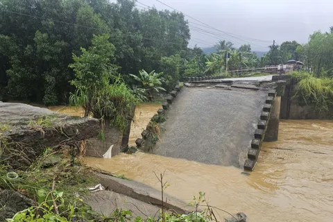 Sập cầu ở Quảng Ngãi, cô lập hơn 1.000 dân