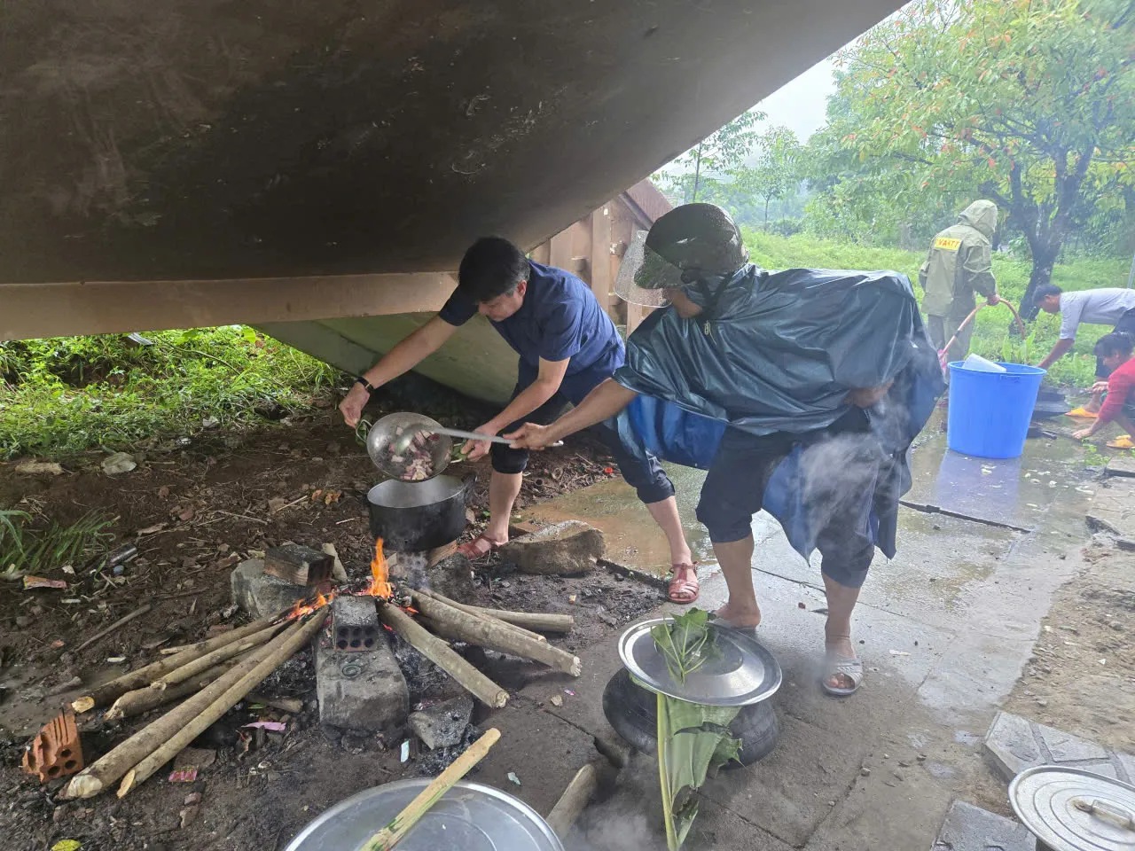 Quảng Ngãi: chạy sạt lở, cả làng nhóm bếp nấu ăn dã chiến