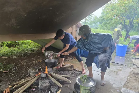 Quảng Ngãi: chạy sạt lở, cả làng nhóm bếp nấu ăn dã chiến